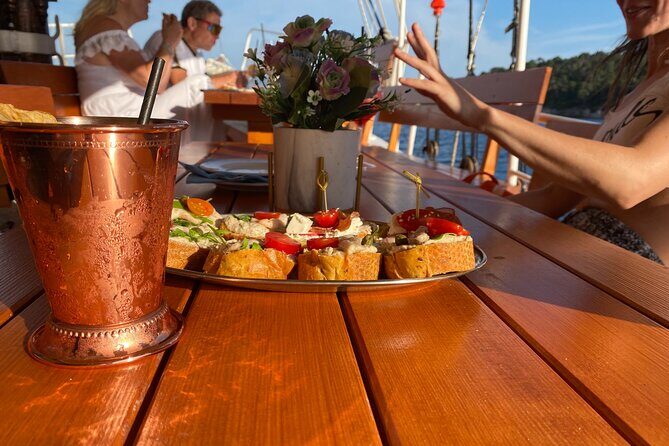 Gastro Cruise | Cruise around Dubrovnik Old Town with Lunch - Meeting at Porat Dubrovnik: keep your start time close